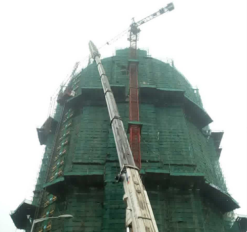 泰顺吊车在工地上作业